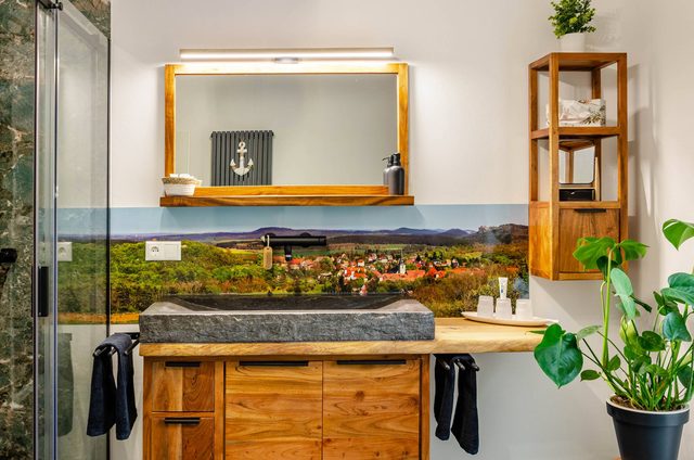 Waschtisch aus Naturstein und Massivholz, Panorama Spritzschutz von Heimburg