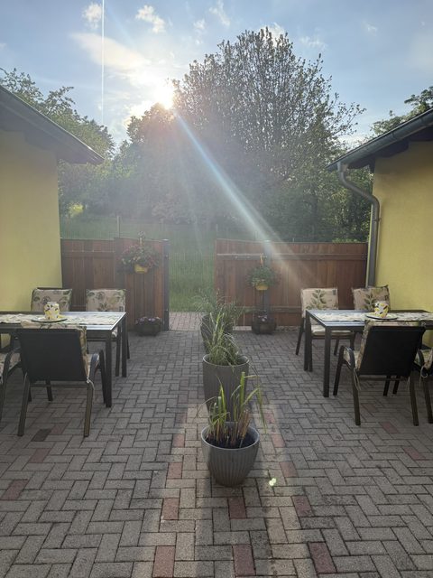 Innenhof mit Sitzgelegenheiten