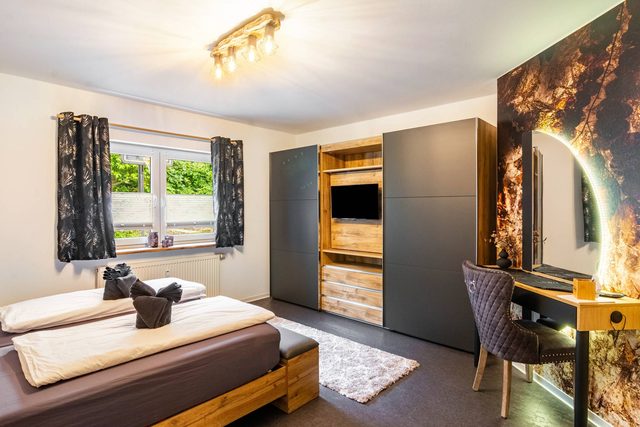 Schlafzimmer mit großem TV-Kleiderschrank