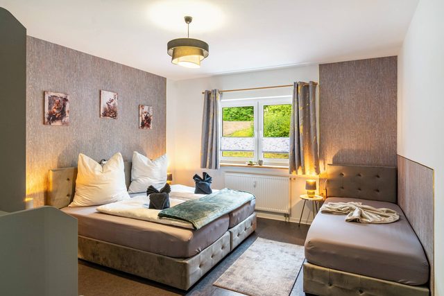Schlafzimmer mit 3 Betten