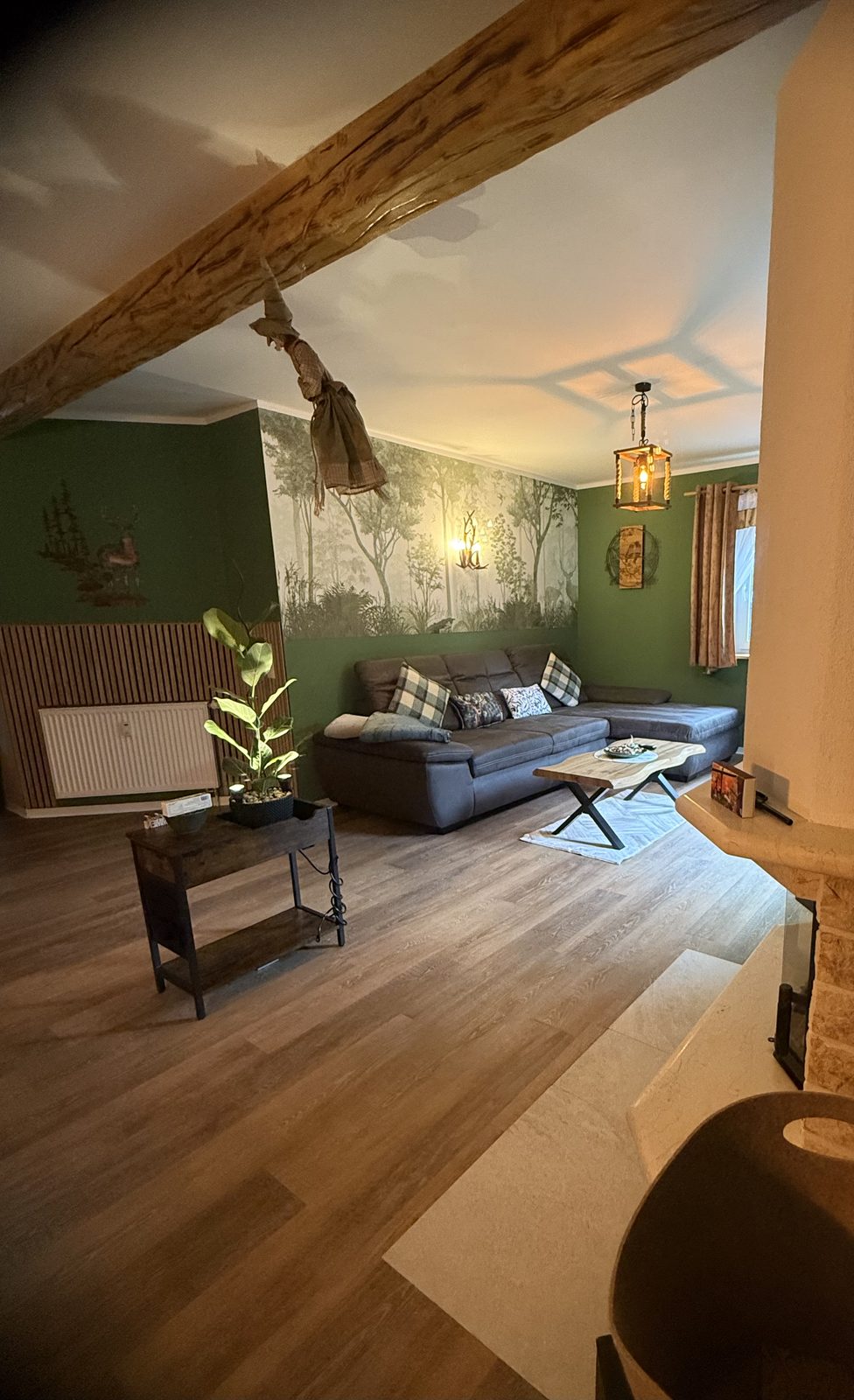 Gemütlicher Wohnbereich mit Kamin im Ferienhaus Bärenstein