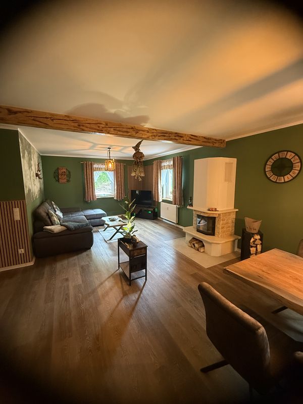 Wohnzimmer mit viel Tageslicht